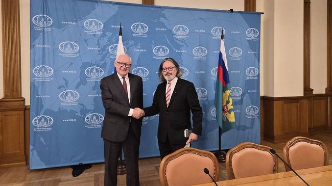 Заместитель министра иностранных дел РФ Сергей Рябков и назначенный посол Канады в России Роберт Брукфилд во время встречи