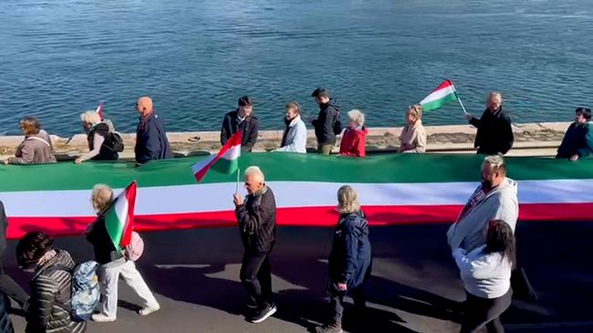 Участники шествия в Будапеште несут флаг Венгрии длиной 1848 метров Участники шествия в Будапеште несут флаг Венгрии длиной 1848 метров