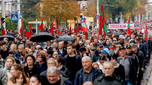  Участники акции протеста против экономического давления со стороны Молдовы на Приднестровье на площади Суворова в Тирасполе
