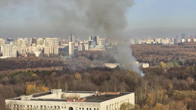 В Москве двое спасателей пострадали при тушении пожара в санатории