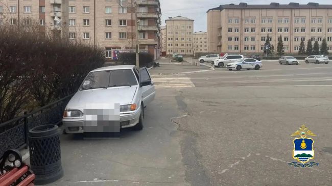 Автомобиль, водитель которого сбил пешеходов в Северобайкальске в Бурятии