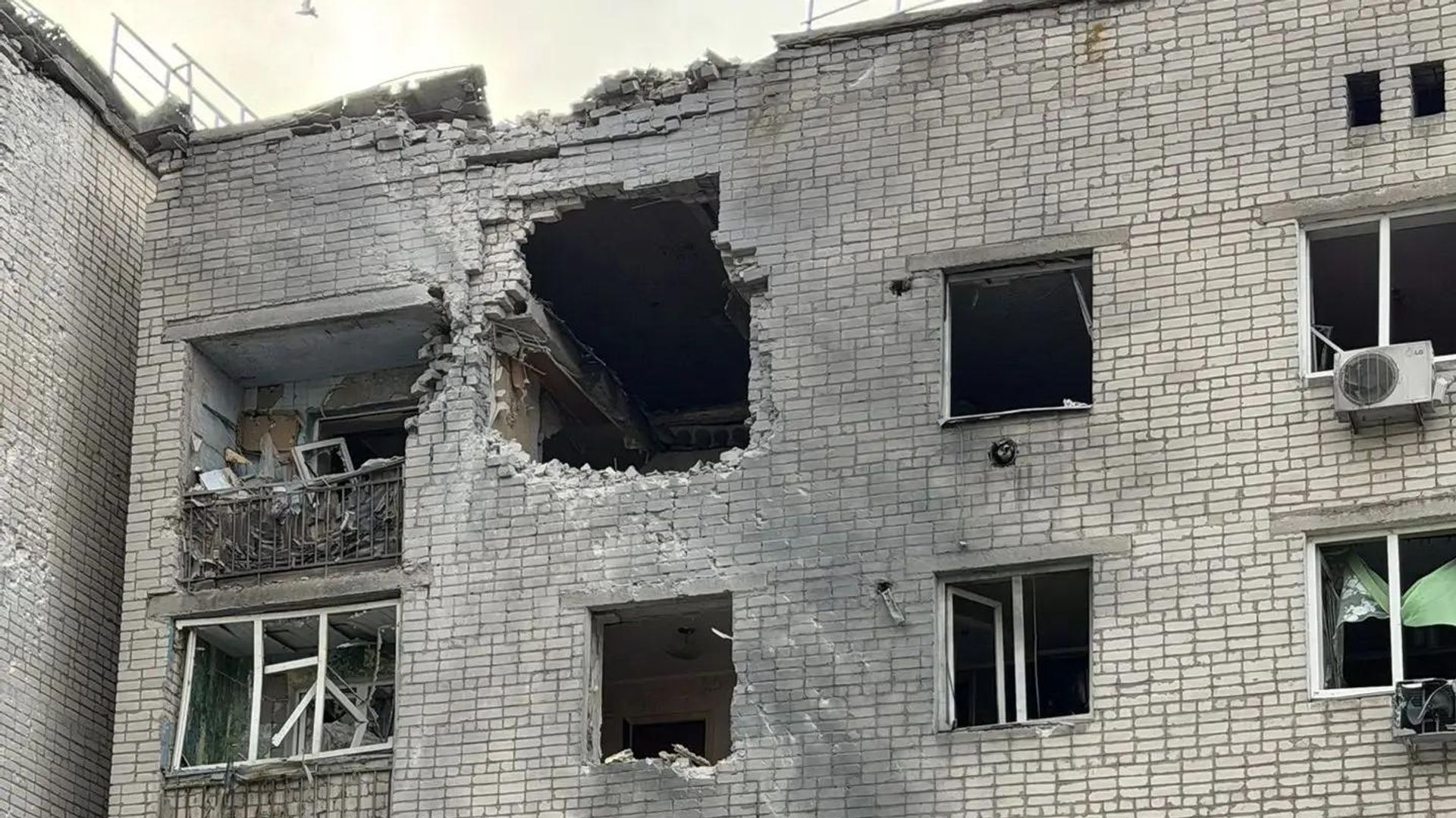 Последствия атаки ВСУ по жилому дому в ЛНР Последствия атаки ВСУ по жилому дому в ЛНР - РИА Новости, 1920, 24.10.2026