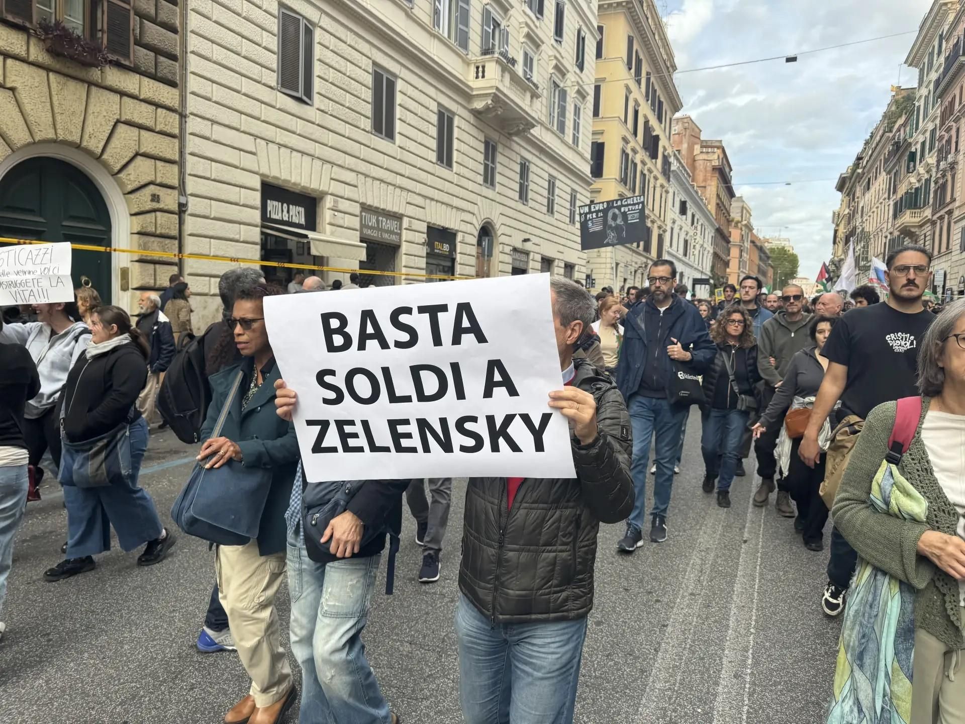 Участники манифестации против военных конфликтов с плакатом хватит давать деньги Зеленскому в центре Рима, Италия - РИА Новости, 1920, 24.10.2026