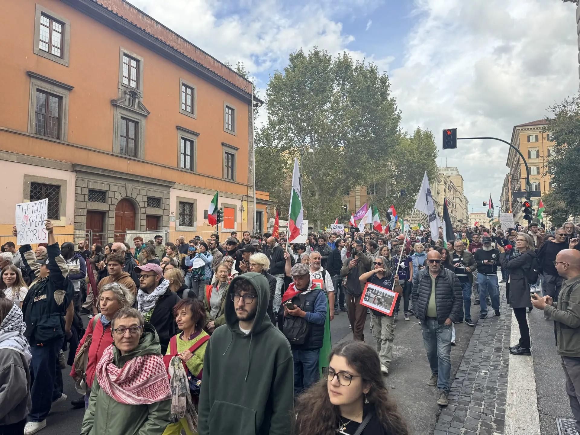 Участники манифестации против военных конфликтов в центре Рима, Италия - РИА Новости, 1920, 24.10.2026