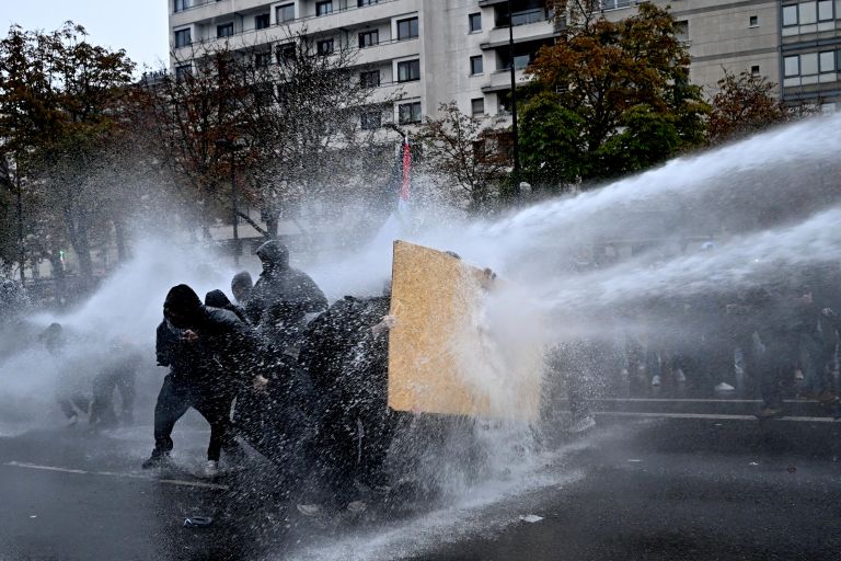 Столкновения протестующих с полицией в Париже Столкновения протестующих с полицией в Париже