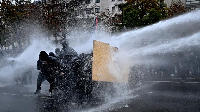 Столкновения протестующих с полицией в Париже