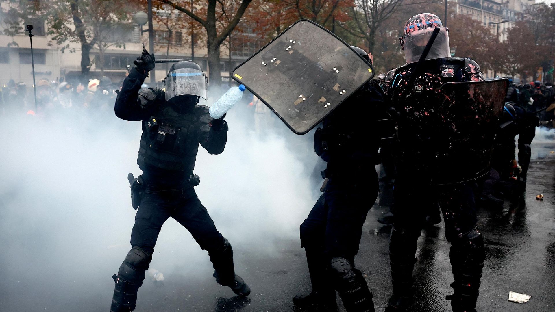 Столкновения протестующих с полицией в Париже Столкновения протестующих с полицией в Париже - РИА Новости, 1920, 25.10.2026