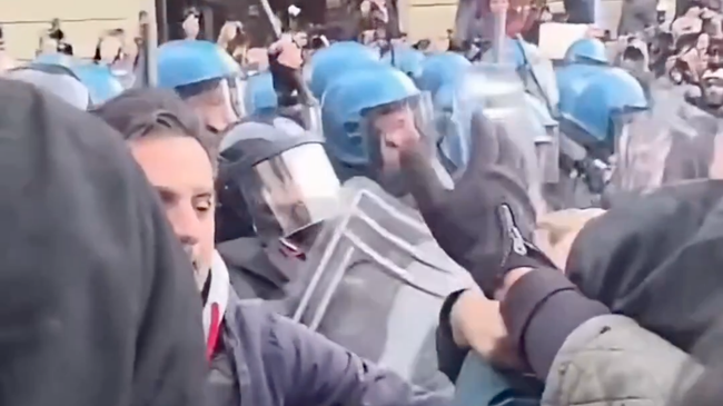 Столкновение протестующих с полицией во время акции в Турине