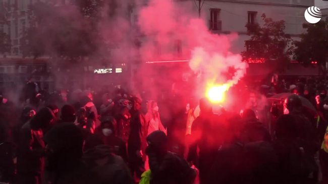 В Париже начались столкновения демонстрантов с полицией В Париже начались столкновения демонстрантов с полицией
