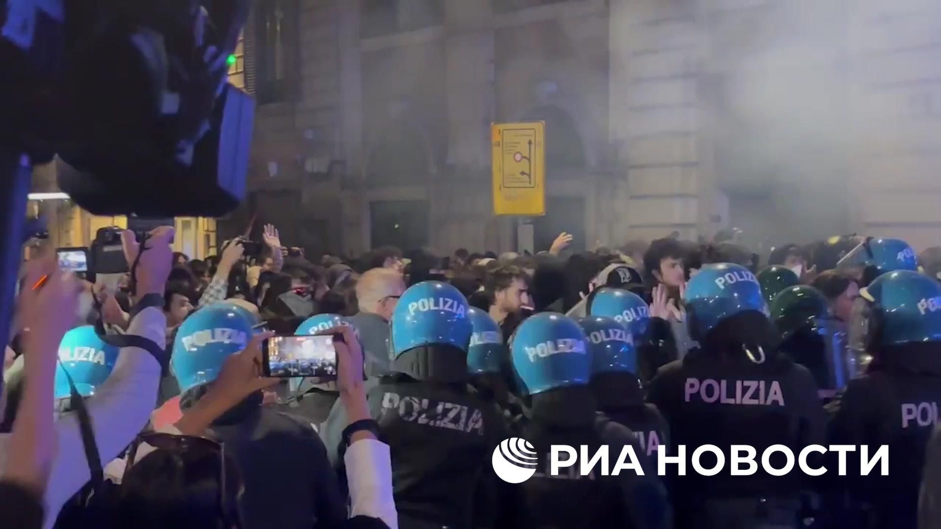 Протестующие в Риме несколько раз пытались прорвать оцепление полиции - РИА Новости, 1920, 24.10.2026