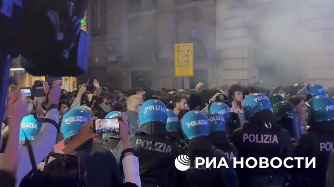 Протестующие в Риме несколько раз пытались прорвать оцепление полиции
