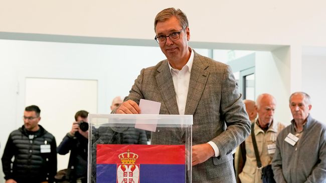Александр Вучич голосует на парламентских выборах в Белграде. 25 октября 2026