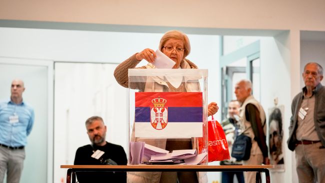 Женщина голосует на парламентских выборах в Белграде, Сербия. 26 октября 2026