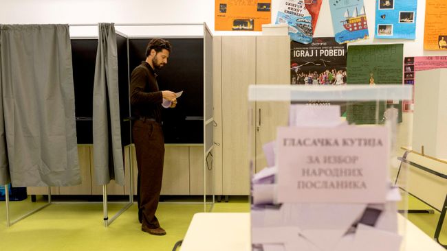 Мужчина голосует на парламентских выборах в Белграде, Сербия. 25 октября 2026