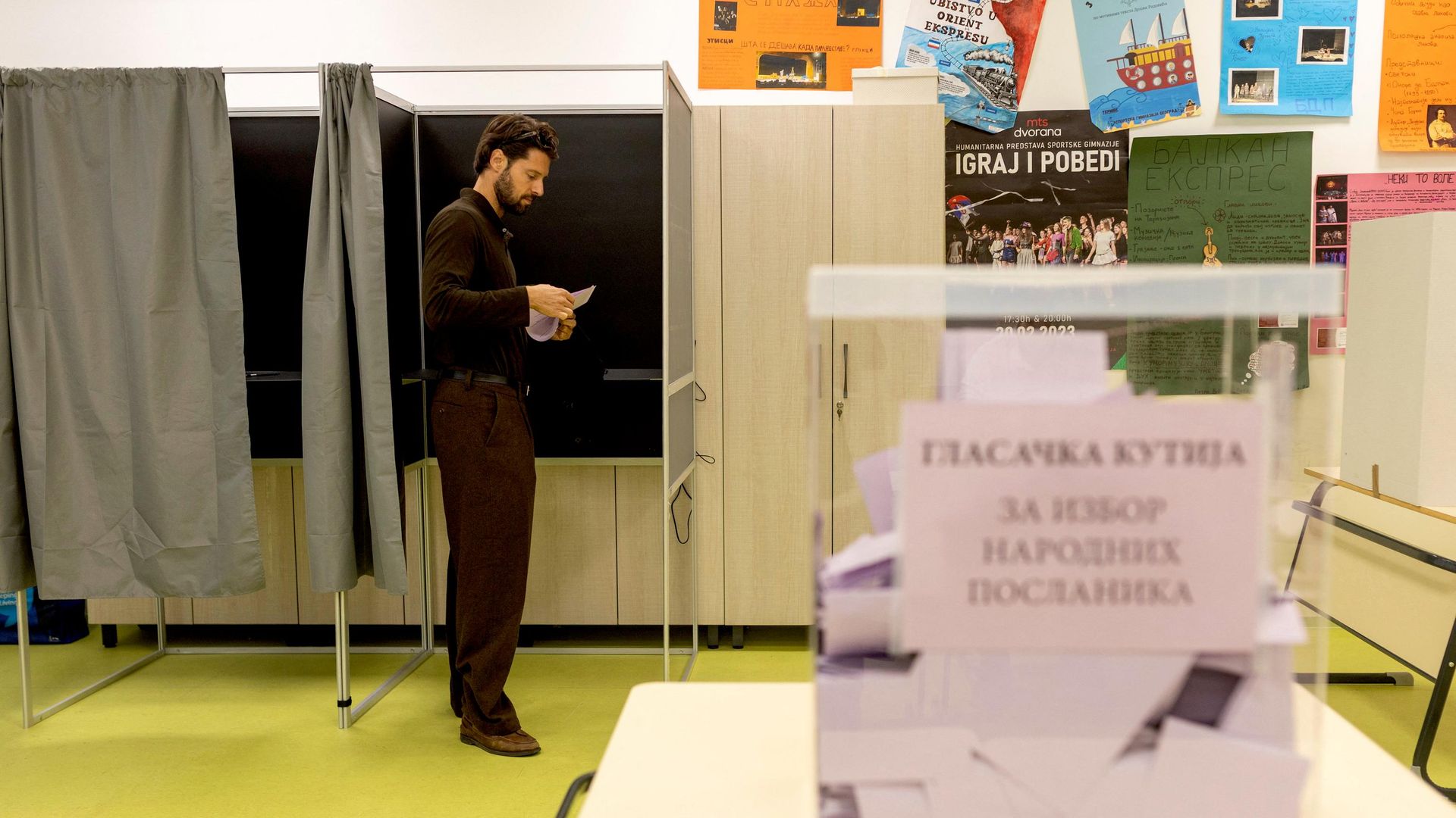Мужчина голосует на парламентских выборах в Белграде, Сербия. 25 октября 2026 Мужчина голосует на парламентских выборах в Белграде, Сербия. 25 октября 2026 - РИА Новости, 1920, 25.10.2026