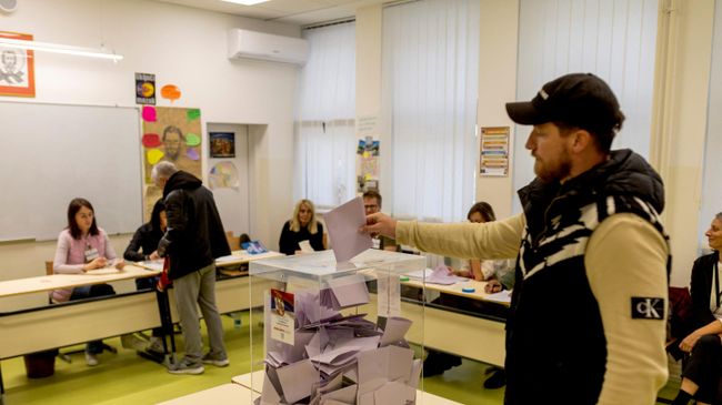 Мужчина голосует во время парламентских выборов в Белграде, Сербия. 24 октября 2026
