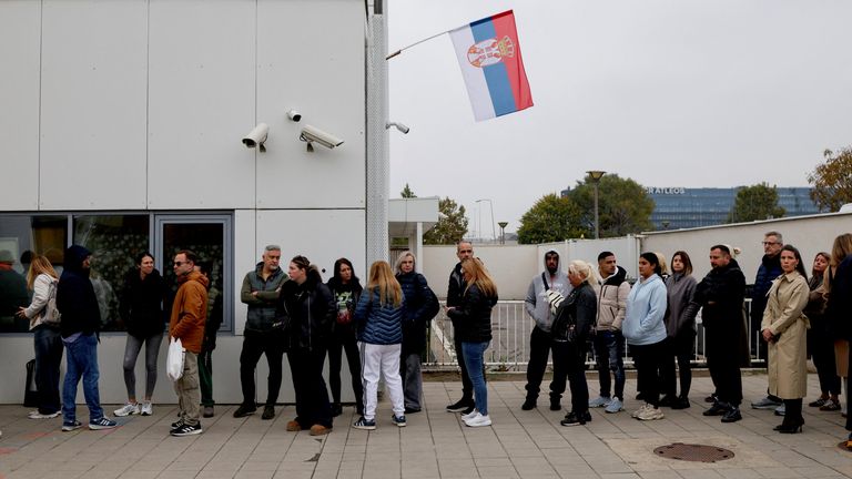 Люди во время голосования на парламентских выборах в Белграде, Сербия Люди во время голосования на парламентских выборах в Белграде, Сербия