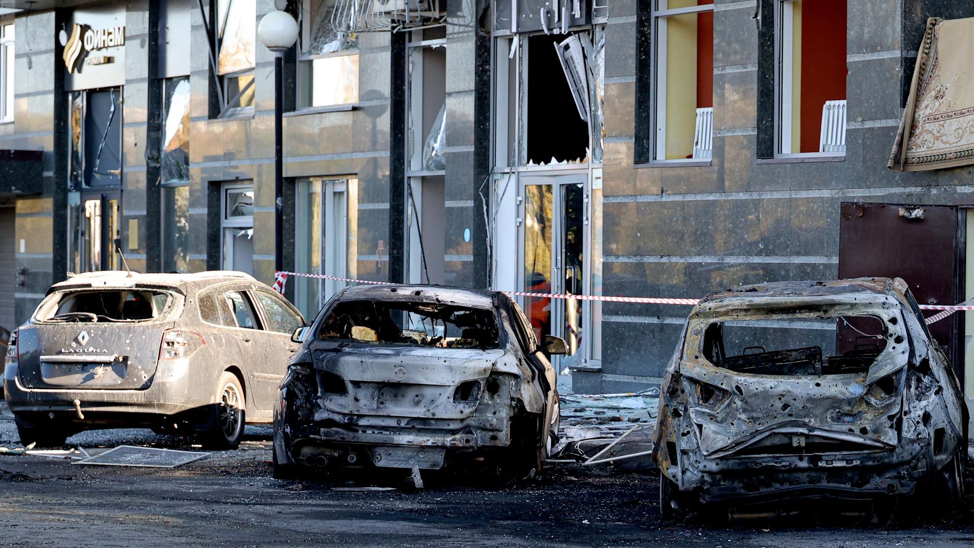 Сгоревшие автомобили в результате массированной атаки беспилотников в Белгороде. 25 октября 2026 Сгоревшие автомобили в результате массированной атаки беспилотников в Белгороде. 25 октября 2026 - РИА Новости, 1920, 25.10.2026