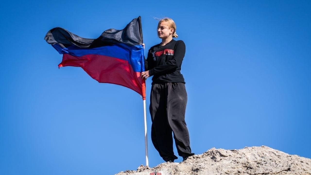 Активистка региональной общественной организации Народная Дружина с флагом ДНР Активистка региональной общественной организации Народная Дружина с флагом ДНР - РИА Новости, 1920, 25.10.2026
