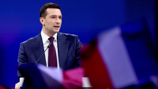 Жордан Барделла выступает на партийном конгрессе в Орлеане. 25 октября 2026