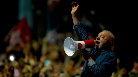 Лула да Силва выступает перед сторонниками на митинге по случаю своей победы на президентских выборах в Бразилии