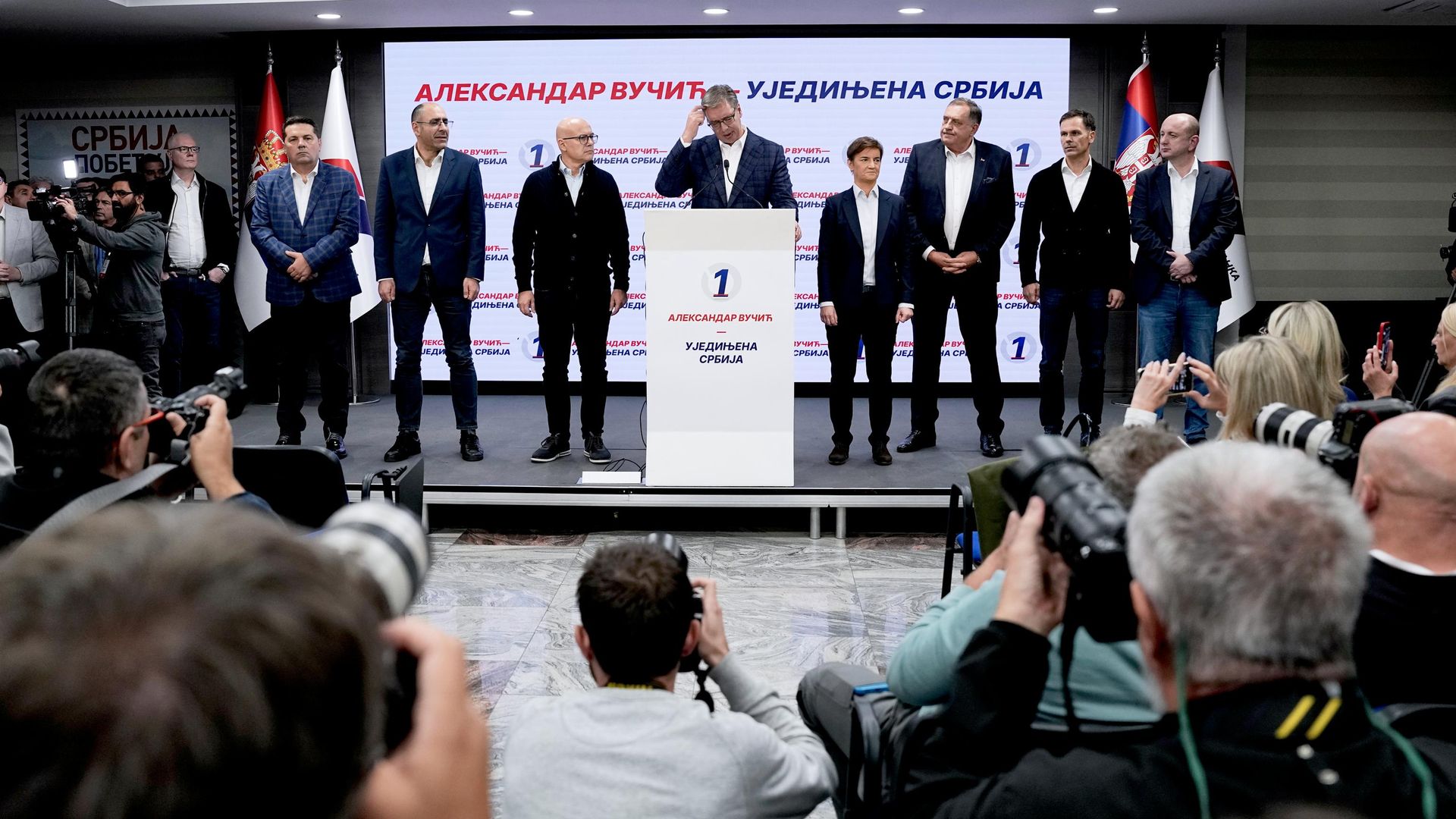 Александр Вучич выступает в штаб-квартире партии и признает поражение на парламентских выборах в Сербии - РИА Новости, 1920, 25.10.2026