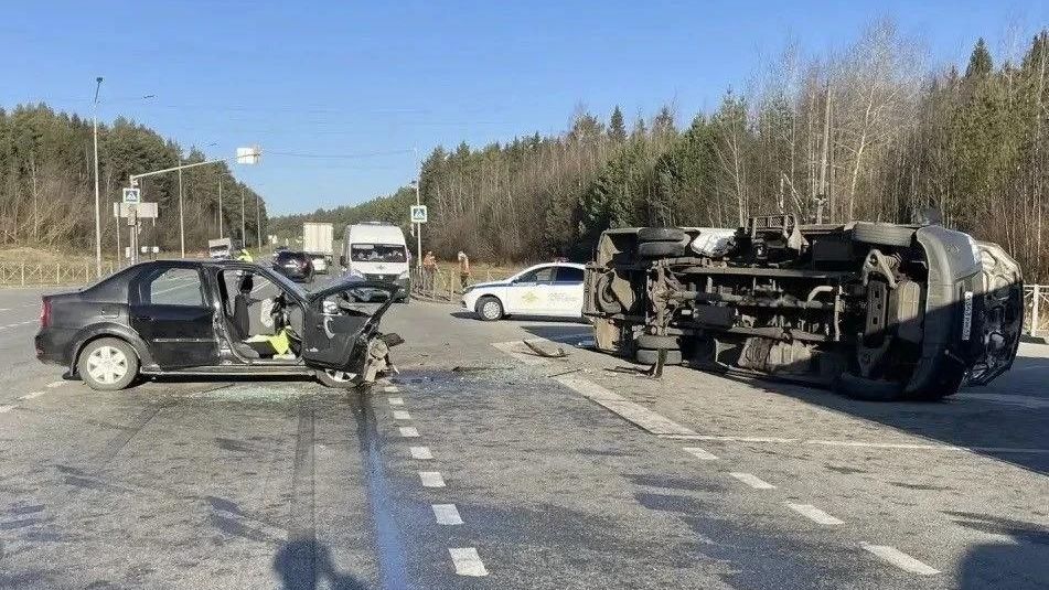 В Кировской области микроавтобус столкнулся с легковушкой, есть погибшие