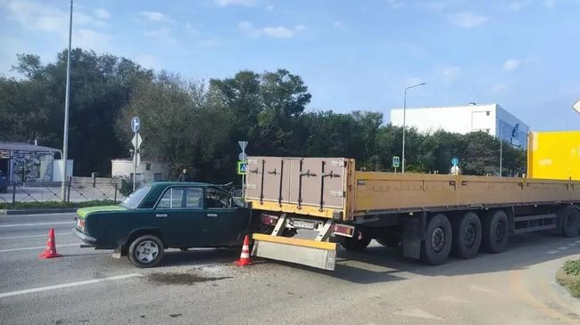 Последствия ДТП с участием легкового автомобиля и грузовика в Севастополе. 26 октября 2026