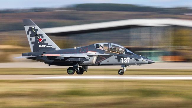 Модернизированный учебно-боевой самолет Як-130М