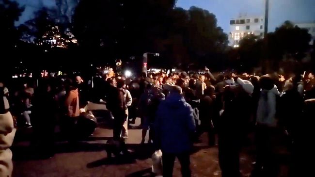 Сторонники партии Студенческий список устроили гуляния на месте лагеря сторонников Вучича Сторонники партии Студенческий список устроили гуляния на месте лагеря сторонников Вучича