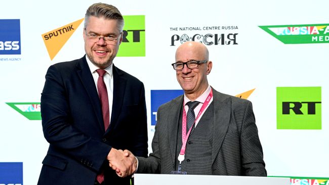 Директор Дирекции международного сотрудничества Медиагруппы Россия сегодня Василий Пушков и издательский директор Le Jeune Independant Камель Мансари на подписании Соглашения о сотрудничестве между Международным новостным агентством и радио Sputnik и газетой Le Jeune Independant на медиафоруме Россия – Африка в рамках третьего саммита Россия – Африка в Москве