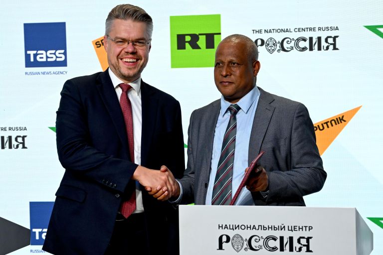 Директор Дирекции международного сотрудничества Медиагруппы Россия сегодня Василий Пушков и президент Университета Дебре Маркоса (Эфиопия) Сайе Кассау Агегнеху на подписании Меморандума о взаимопонимании между Международным новостным агентством и радио Sputnik и Университетом Дебре Маркоса на медиафоруме Россия – Африка в рамках третьего саммита Россия – Африка в Москве Директор Дирекции международного сотрудничества Медиагруппы Россия сегодня Василий Пушков и президент Университета Дебре Маркоса (Эфиопия) Сайе Кассау Агегнеху на подписании Меморандума о взаимопонимании между Международным новостным агентством и радио Sputnik и Университетом Дебре Маркоса на медиафоруме Россия – Африка в рамках третьего саммита Россия – Африка в Москве