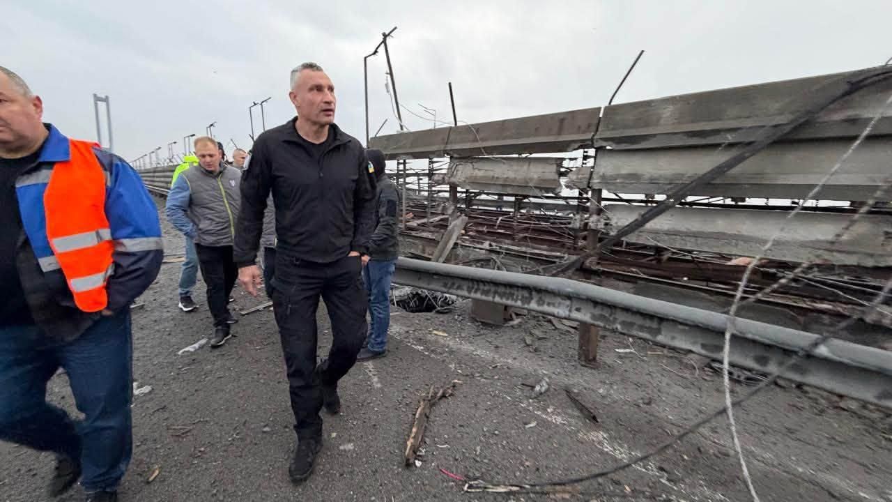 Мэр Киев Виталий Кличко осматривает повреждения на Южном мосту - РИА Новости, 1920, 27.10.2026