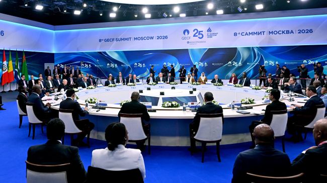 Президент России Владимир Путин на пленарном заседании восьмого саммита ФСЭГ в Москве
