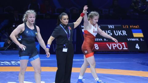 Алина Касабиева (справа) выиграла поединок