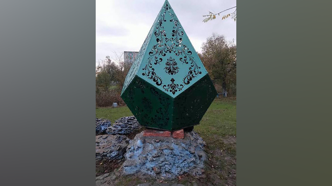 Памятник Александру Пушкину под металлической конструкцией в городе Татарбунары Одесской области