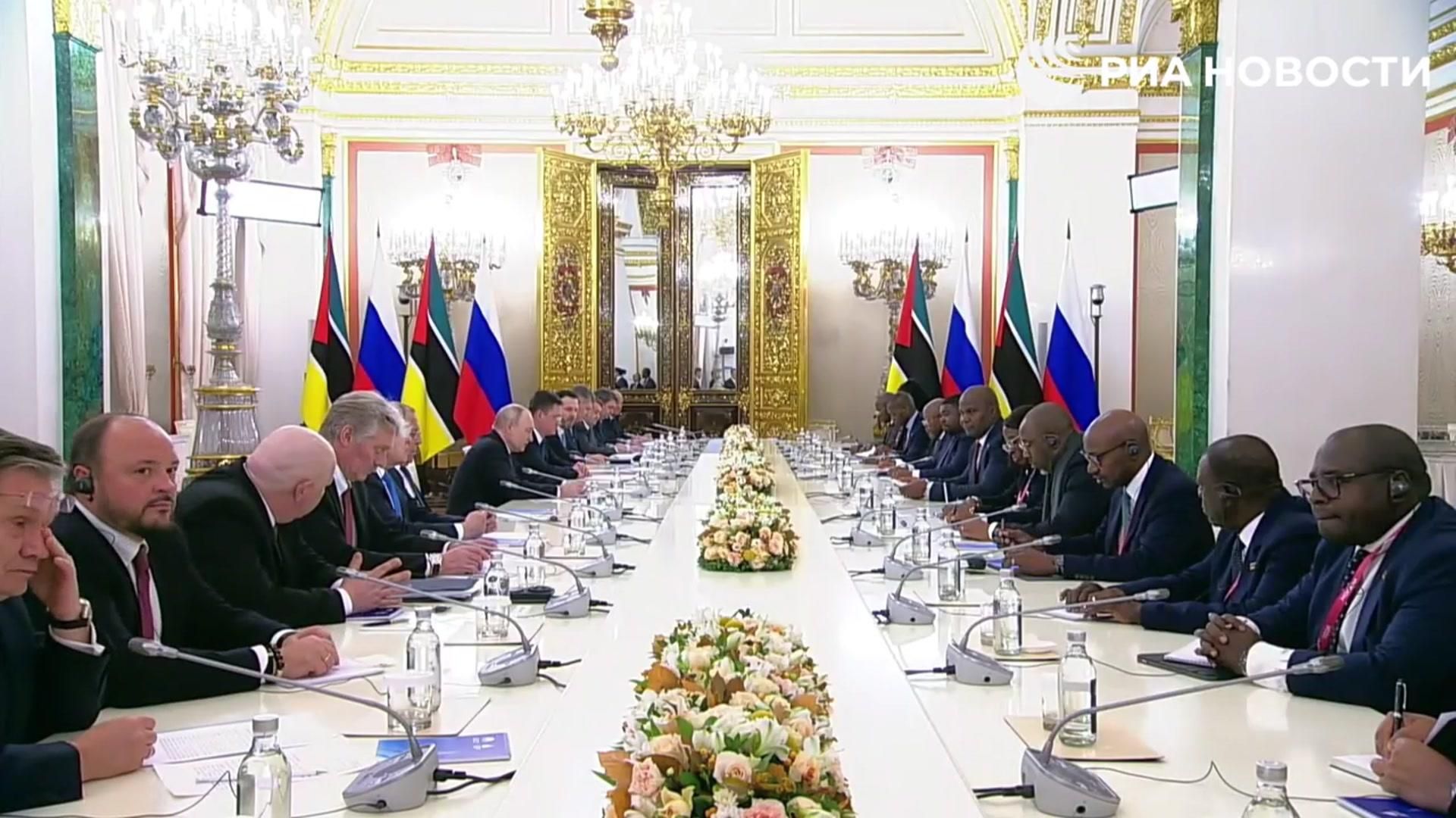 Путин встретился с президентом Мозамбика Даниэлом Франсишку Шапу - РИА Новости, 1920, 27.10.2026