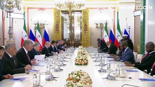 Путин прервал свою речь на переговорах, когда понял, что гость не слышит перевод Путин прервал свою речь на переговорах, когда понял, что гость не слышит перевод