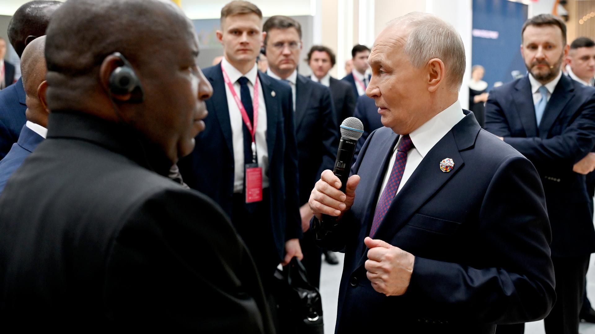 Путин о соцсетях и текущей ситуации протестов во Франции Путин о соцсетях и текущей ситуации протестов во Франции - РИА Новости, 1920, 28.10.2026