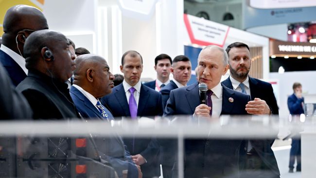 Песков назвал Путина доминирующим экскурсоводом