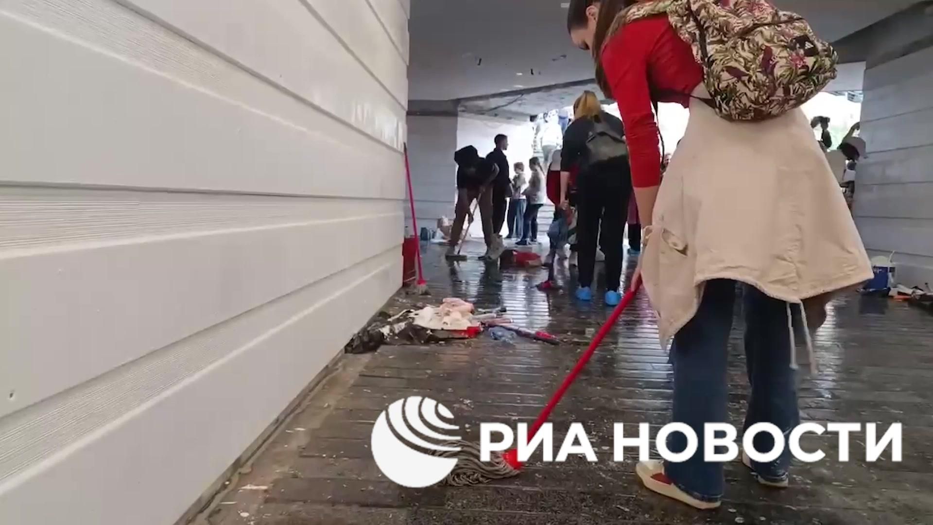 Сторонники «Студенческого списка» закрашивают в Белграде граффити сторонников Вучича - РИА Новости, 1920, 28.10.2026