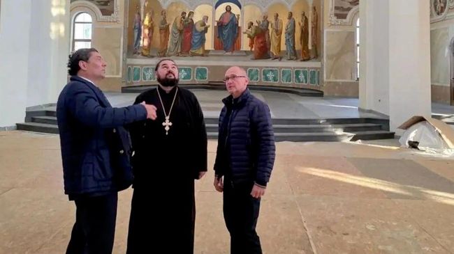 Первый замруководителя администрации президента России Сергей Кириенко посетил храм, поврежденный ударом БПЛА со стороны ВСУ в Энергодаре Первый замруководителя администрации президента России Сергей Кириенко посетил храм, поврежденный ударом БПЛА со стороны ВСУ в Энергодаре