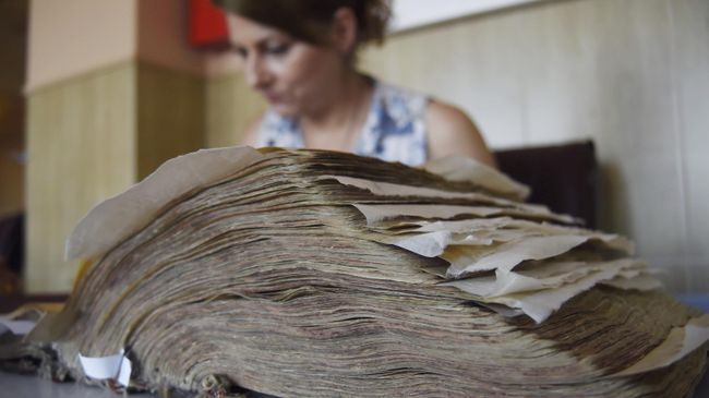 Сотрудница в институте древних рукописей Сотрудница в институте древних рукописей