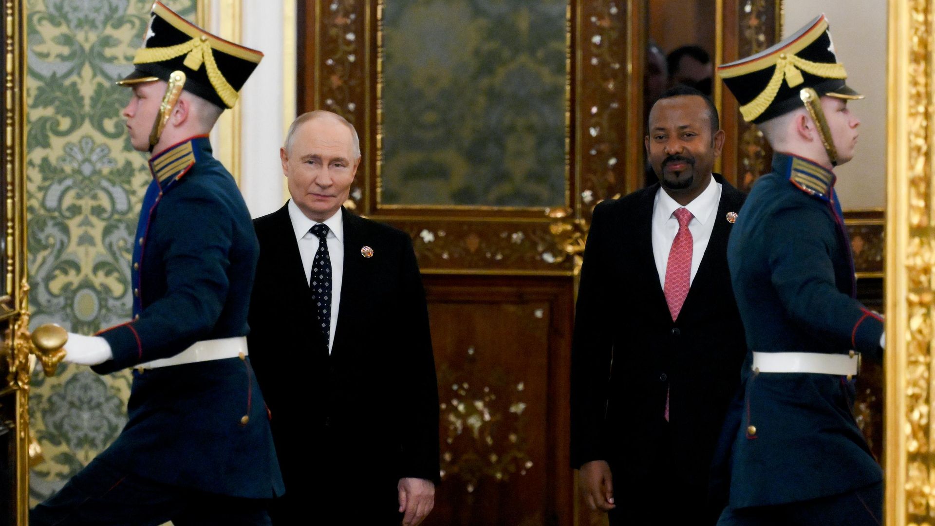 Президент РФ Владимир Путин и премьер-министр Эфиопии Абий Ахмед во время встречи на полях III Саммита и форума Россия - Африка в Москве. 28 октября 2026 - РИА Новости, 1920, 29.10.2026