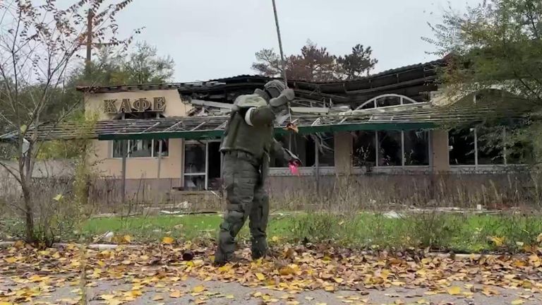 Российские саперы из группировки войск Днепр проводят инженерную разведку и разминирование местности в районе города Алешки Херсонской области в рамках действующего гуманитарного перемирия Российские саперы из группировки войск Днепр проводят инженерную разведку и разминирование местности в районе города Алешки Херсонской области в рамках действующего гуманитарного перемирия