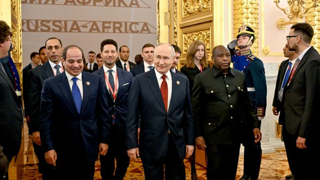 Президент РФ Владимир Путин перед началом пленарного заседания III Саммита Россия - Африка в Москве Президент РФ Владимир Путин перед началом пленарного заседания III Саммита Россия - Африка в Москве