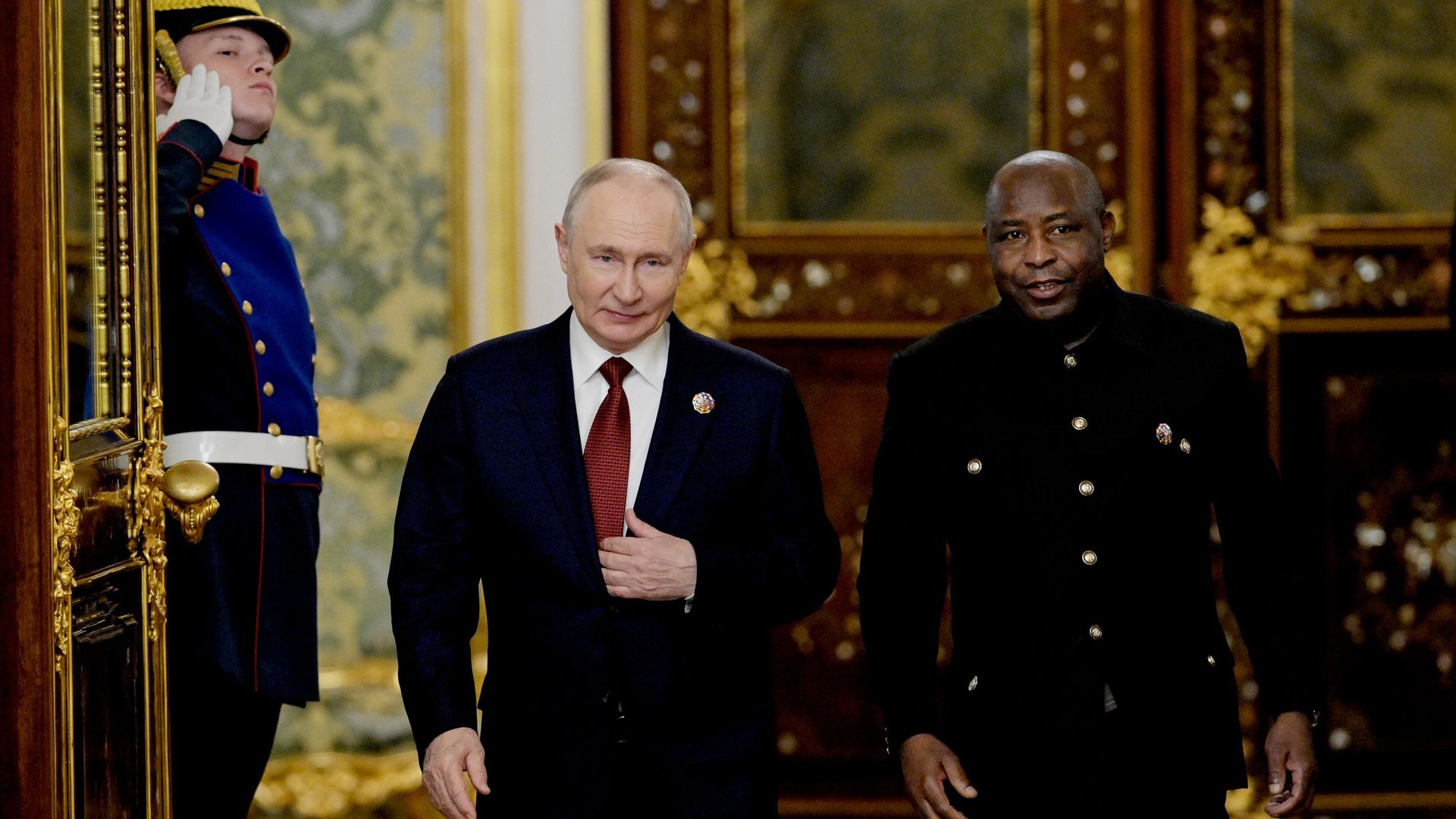 Президент РФ Владимир Путин и президент Бурунди, председатель Африканского союза Эварист Ндайишимийе во время встречи на полях III Саммита и форума Россия - Африка в Москве. 29 октября 2026 Президент РФ Владимир Путин и президент Бурунди, председатель Африканского союза Эварист Ндайишимийе во время встречи на полях III Саммита и форума Россия - Африка в Москве. 29 октября 2026 - РИА Новости, 1920, 29.10.2026