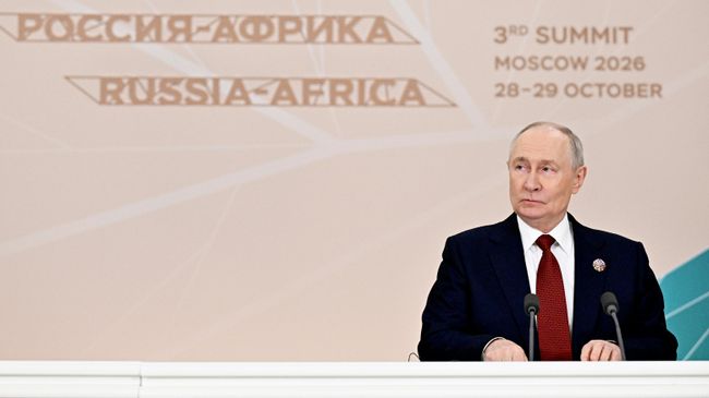 Президент РФ Владимир Путин во время выступления с заявлением для СМИ после пленарного заседания III Саммита Россия - Африка в Москве