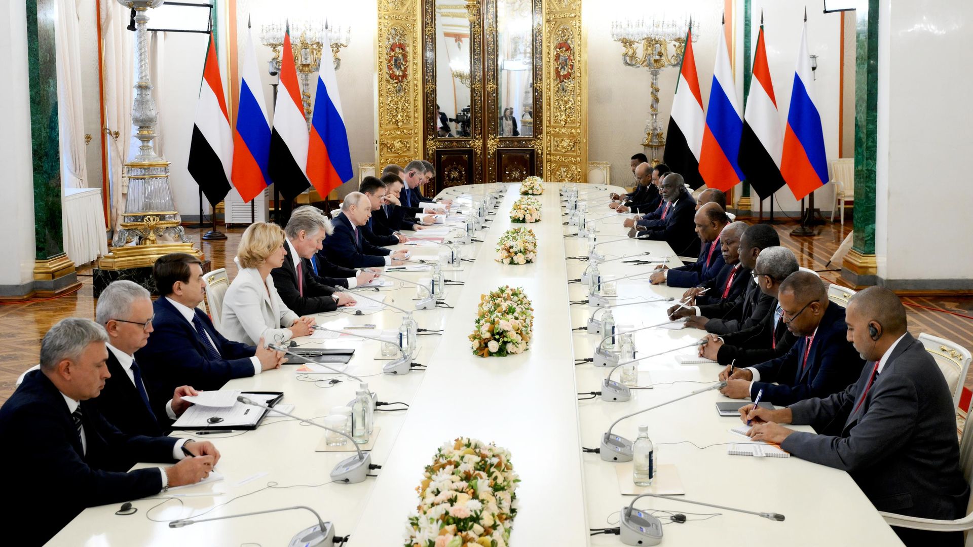 Президент РФ Владимир Путин и председатель Верховного (Суверенного) Совета Республики Судан Абдель Фаттах аль-Бурхан во время встречи на полях III Саммита и форума Россия - Африка в Москве Президент РФ Владимир Путин и председатель Верховного (Суверенного) Совета Республики Судан Абдель Фаттах аль-Бурхан во время встречи на полях III Саммита и форума Россия - Африка в Москве - РИА Новости, 1920, 30.10.2026