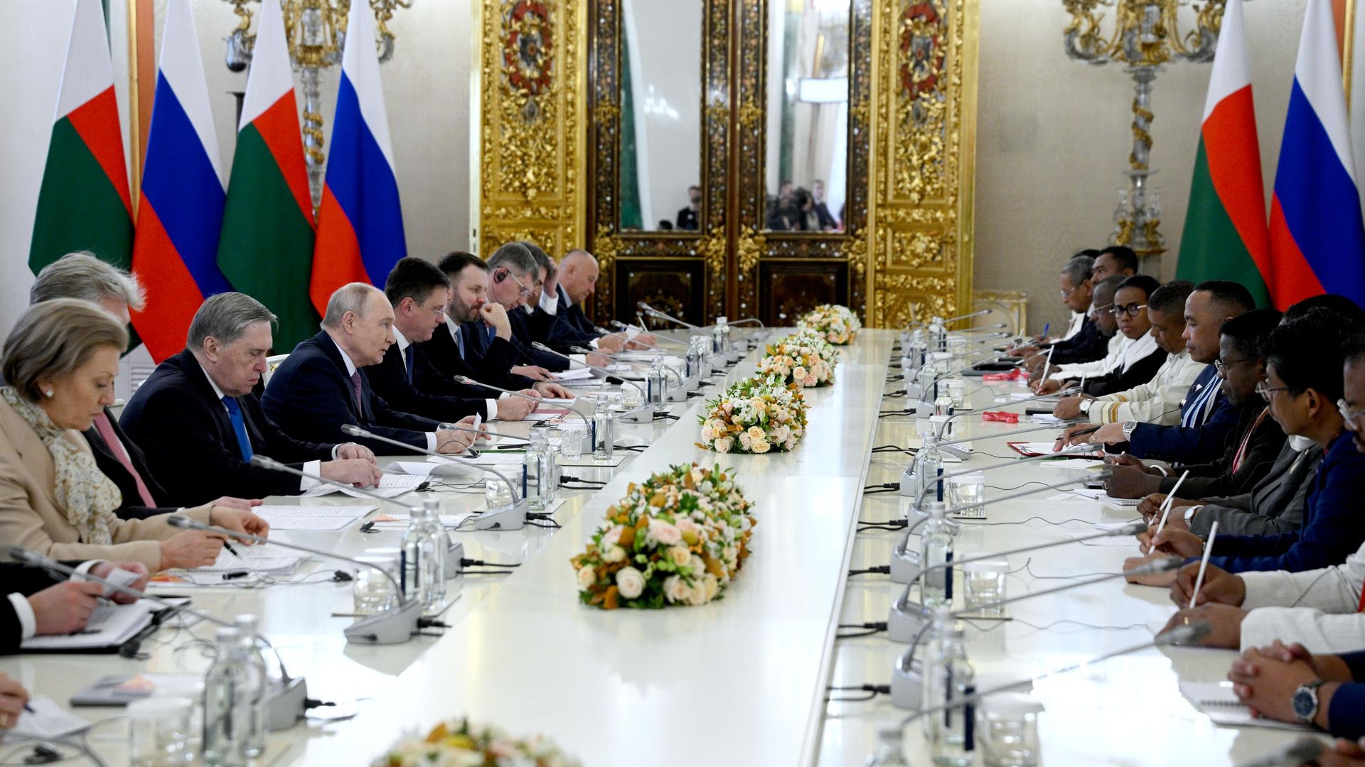 Президент РФ Владимир Путин и президент Возрождения Республики Мадагаскар Микаэль Рандрианирина во время встречи на полях III Саммита и форума Россия - Африка в Москве. 30 октября 2026 Президент РФ Владимир Путин и президент Возрождения Республики Мадагаскар Микаэль Рандрианирина во время встречи на полях III Саммита и форума Россия - Африка в Москве. 30 октября 2026 - РИА Новости, 1920, 30.10.2026